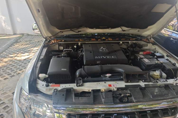 Used Mitsubishi Pajero  Engine Bay Right