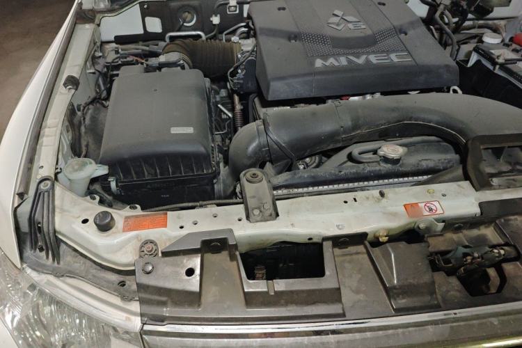 Used Mitsubishi Pajero  Engine Bay Right