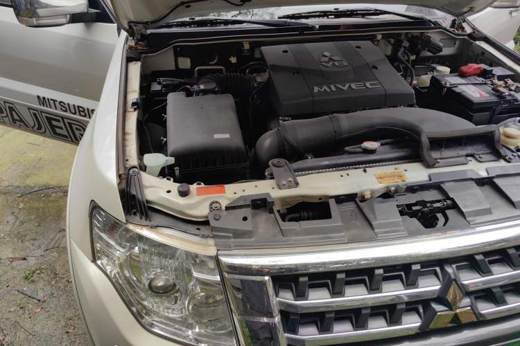 Used Mitsubishi Pajero 2018 V97 3.8L 5-Door GLS Sunroof – Middle East Engine Bay Right
