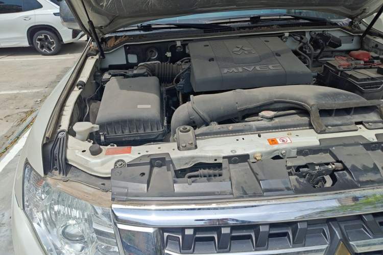 Used Mitsubishi Pajero  Engine Bay Right