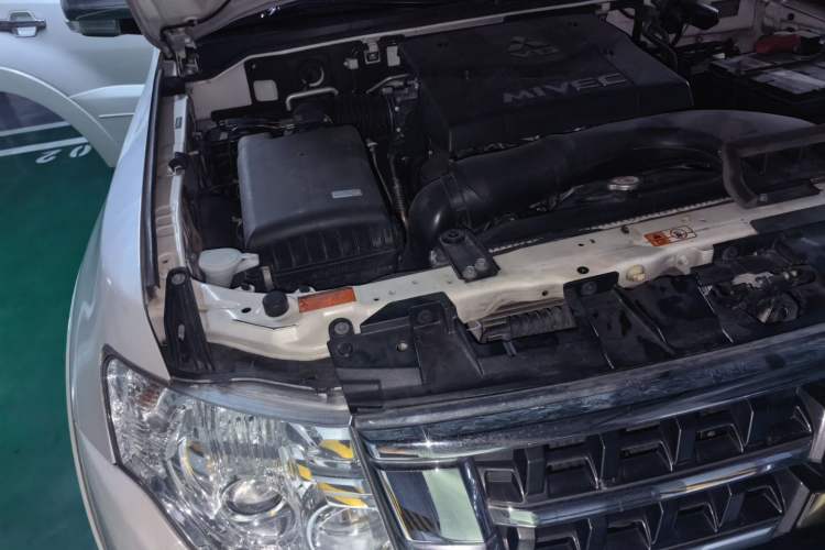 Used Mitsubishi Pajero  Engine Bay Right