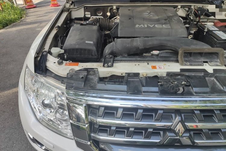 Used Mitsubishi Pajero  Engine Bay Right