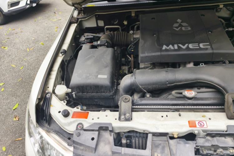 Used Mitsubishi Pajero  Engine Bay Right