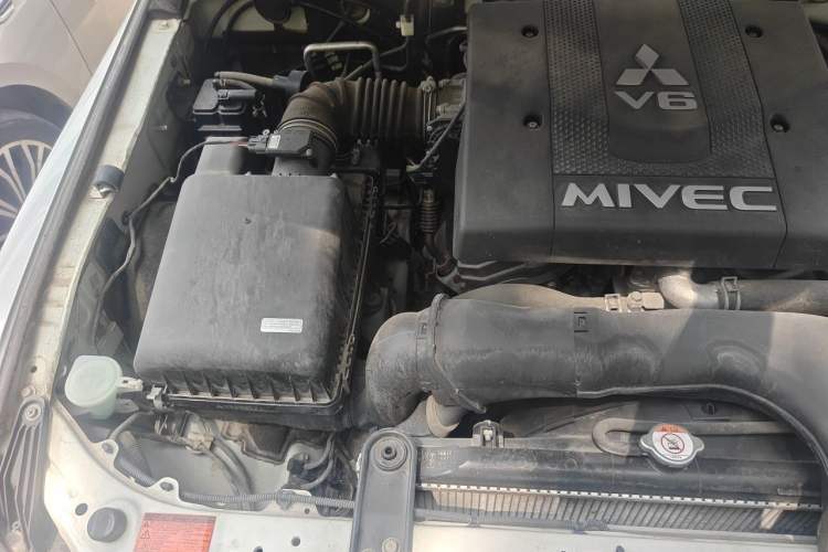 Used Mitsubishi Pajero 2018 V97 3.8L 5-Door GLS Sunroof – Middle East Engine Bay Right