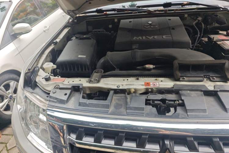 Used Mitsubishi Pajero 2018 V97 3.8L 5-Door GLS Sunroof Single-Difference Model – Middle East Engine Bay Right