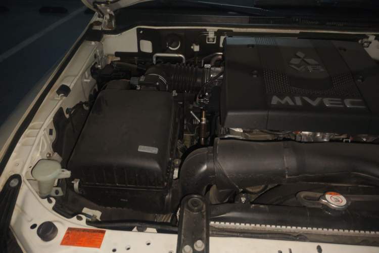Used Mitsubishi Pajero 2018 V97 3.8L 5-Door GLS Sunroof Single-Difference Model – Middle East Engine Bay Right