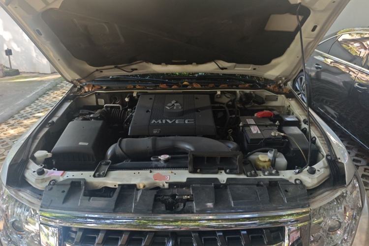 Used Mitsubishi Pajero  Engine Bay