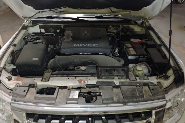 Used Mitsubishi Pajero  Engine Bay