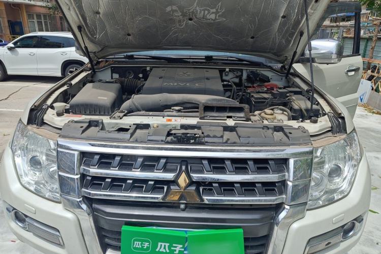 Used Mitsubishi Pajero  Engine Bay