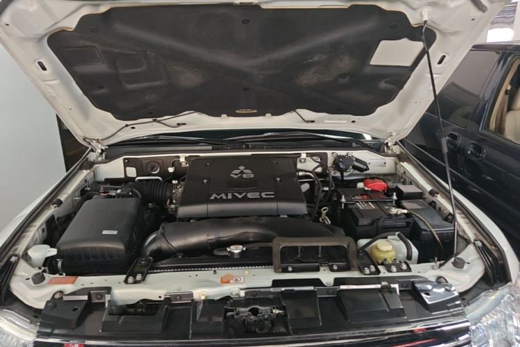 Used Mitsubishi Pajero 2018 V97 3.8L 5-Door GLS Sunroof – U.S. Specification Engine Bay