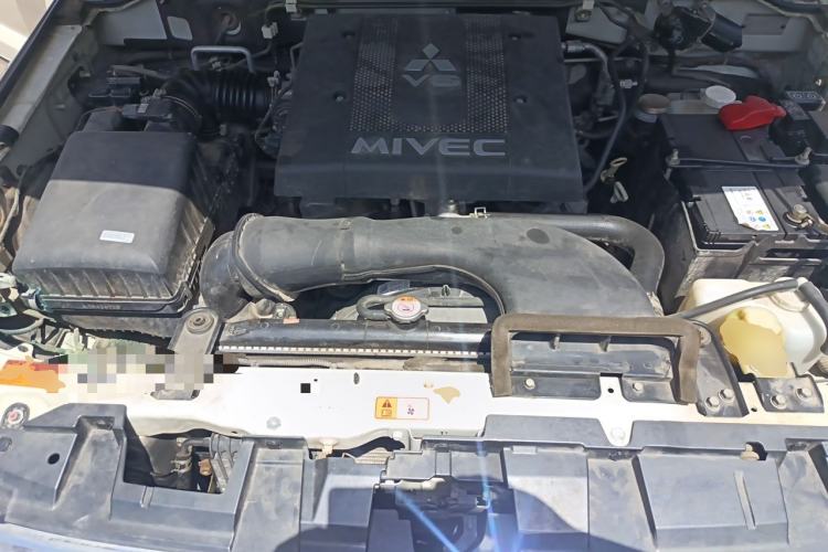 Used Mitsubishi Pajero 2018 V97 3.8L 5-Door GLS Sunroof Dual Differential – Middle East Engine Bay