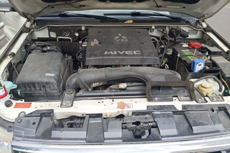 Used Mitsubishi Pajero 2018 V97 3.8L 5-Door GLS Sunroof – Middle East Engine Bay