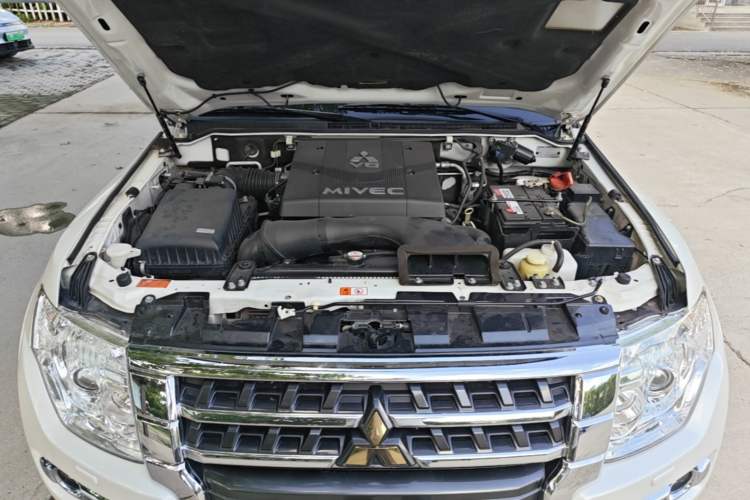 Used Mitsubishi Pajero 2018 V97 3.8L 5-Door GLS Sunroof – Middle East Engine Bay