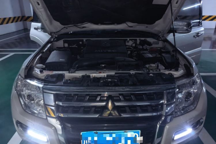 Used Mitsubishi Pajero  Engine Bay