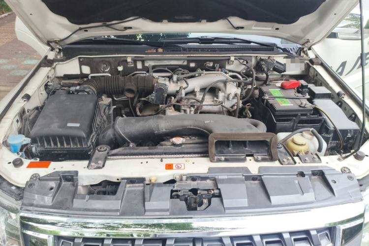 Used Mitsubishi Pajero  Engine Bay