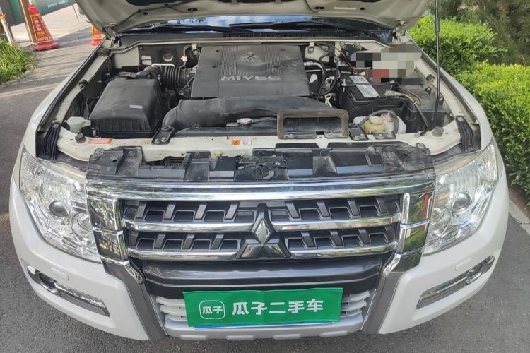 Used Mitsubishi Pajero  Engine Bay