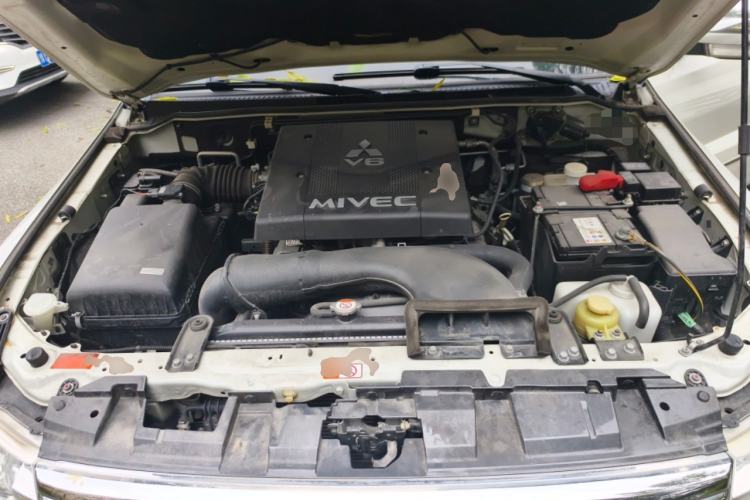 Used Mitsubishi Pajero  Engine Bay