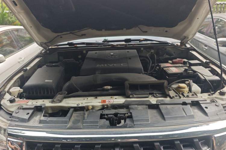 Used Mitsubishi Pajero 2018 V97 3.8L 5-Door GLS Sunroof Single-Difference Model – Middle East Engine Bay