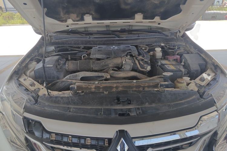 Used Mitsubishi Pajero  Engine Bay