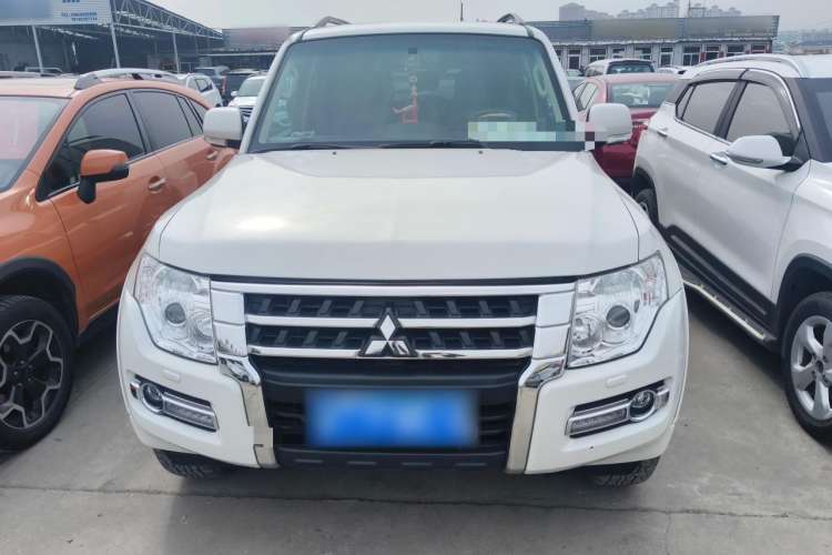 Used Mitsubishi Pajero 2018 3.0L Automatic Standard Edition Exterior 1