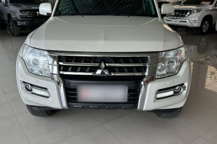 Used Mitsubishi Pajero 2018 3.0L Automatic Standard Edition Exterior 1