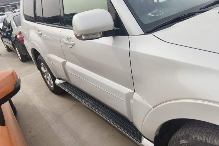 Used Mitsubishi Pajero 2018 3.0L Automatic Standard Edition Exterior 2
