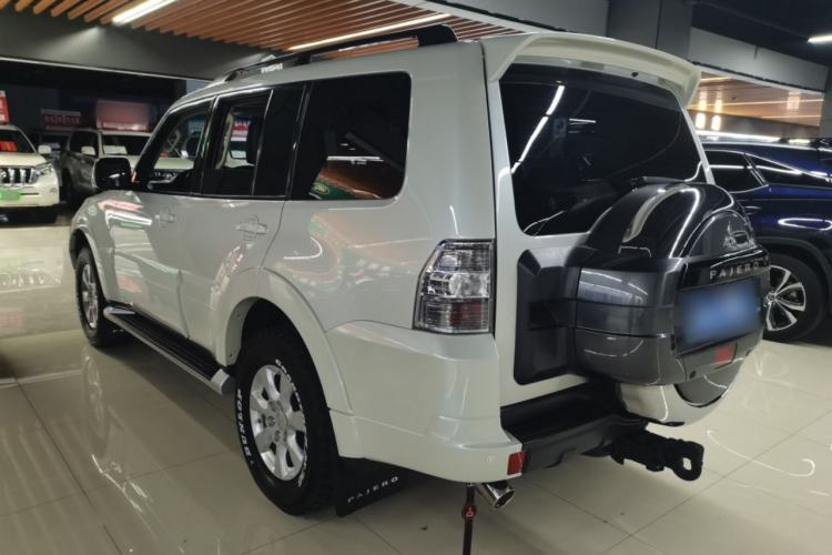 Used Mitsubishi Pajero 2018 3.0L Automatic Standard Edition Exterior 2