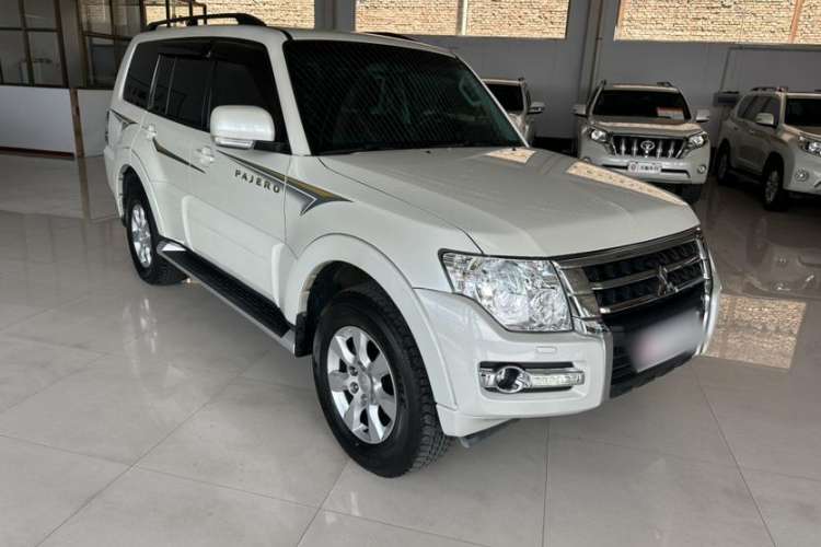 Used Mitsubishi Pajero 2018 3.0L Automatic Standard Edition Exterior 2