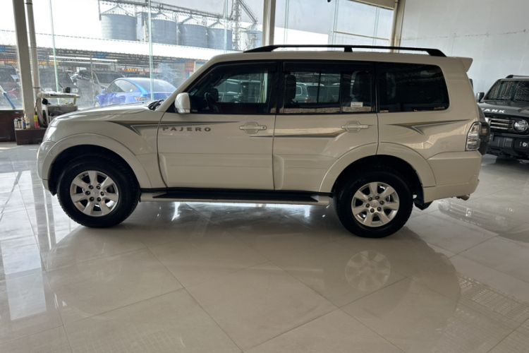 Used Mitsubishi Pajero 2018 3.0L Automatic Standard Edition Exterior 3