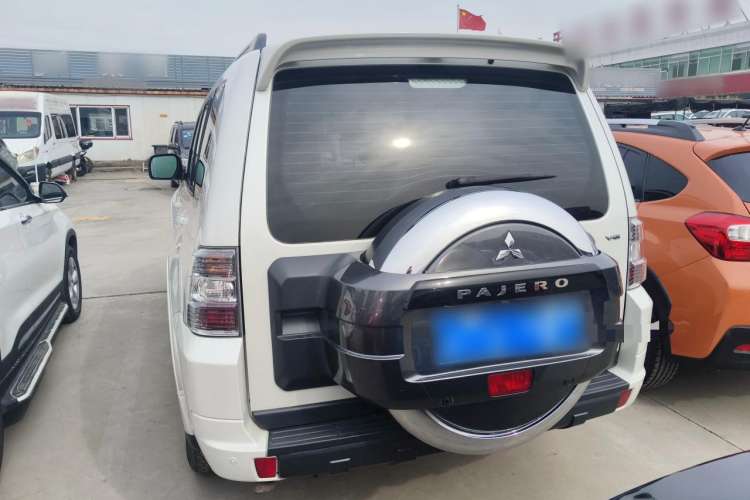 Used Mitsubishi Pajero 2018 3.0L Automatic Standard Edition Exterior 4