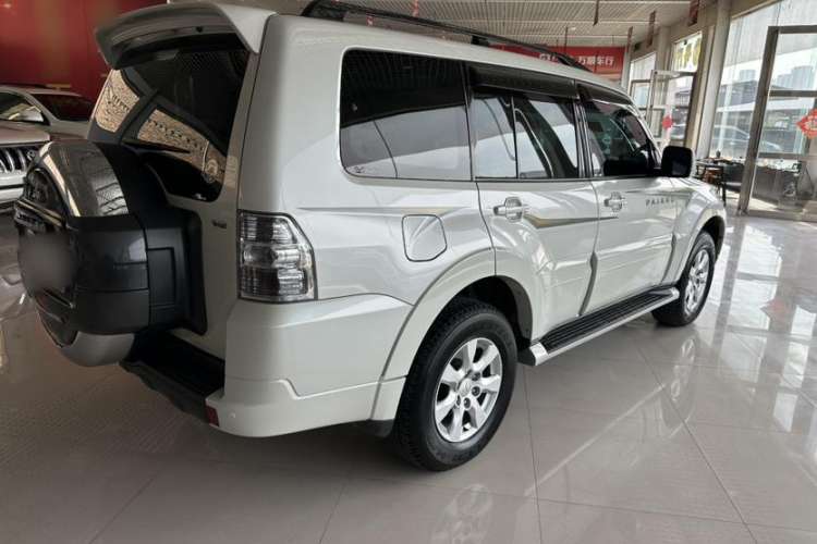 Used Mitsubishi Pajero 2018 3.0L Automatic Standard Edition Exterior 4