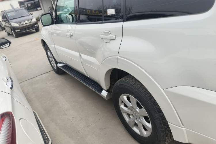 Used Mitsubishi Pajero 2018 3.0L Automatic Standard Edition Exterior 5