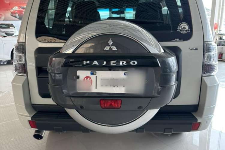 Used Mitsubishi Pajero 2018 3.0L Automatic Standard Edition Exterior 5