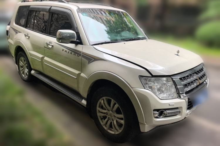 Used Mitsubishi Pajero 2018 V97 3.8L 5-Door GLS Sunroof – Middle East Front Right 45 Deg