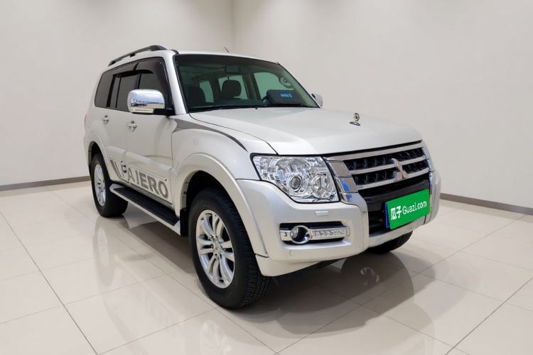 Used Mitsubishi Pajero 2018 V97 3.8L 5-Door GLS Sunroof – Middle East Front Right 45 Deg