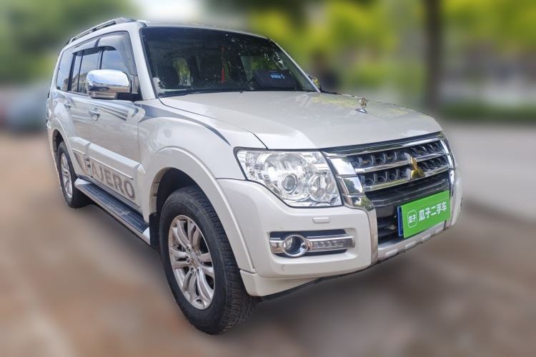 Used Mitsubishi Pajero 2018 V97 3.8L 5-Door GLS Sunroof – Middle East Front Right 45 Deg