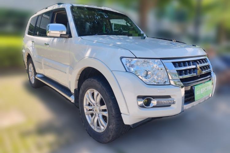 Used Mitsubishi Pajero  Front Right 45 Deg