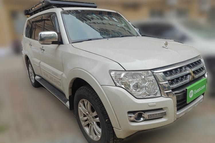 Used Mitsubishi Pajero  Front Right 45 Deg