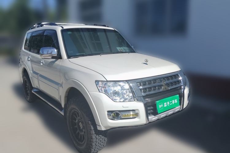 Used Mitsubishi Pajero  Front Right 45 Deg