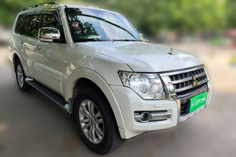 Used Mitsubishi Pajero  Front Right 45 Deg