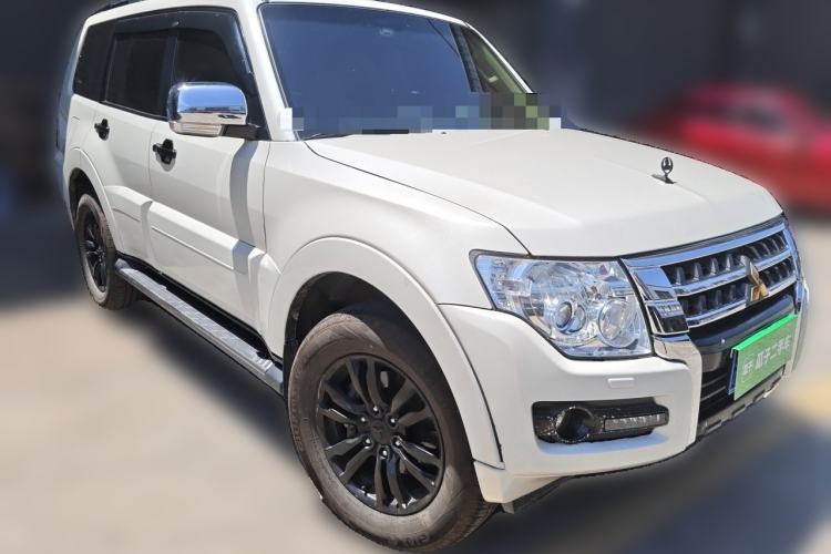Used Mitsubishi Pajero  Front Right 45 Deg