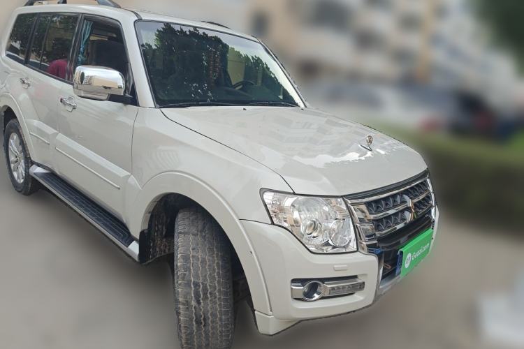 Used Mitsubishi Pajero  Front Right 45 Deg