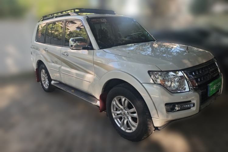 Used Mitsubishi Pajero  Front Right 45 Deg