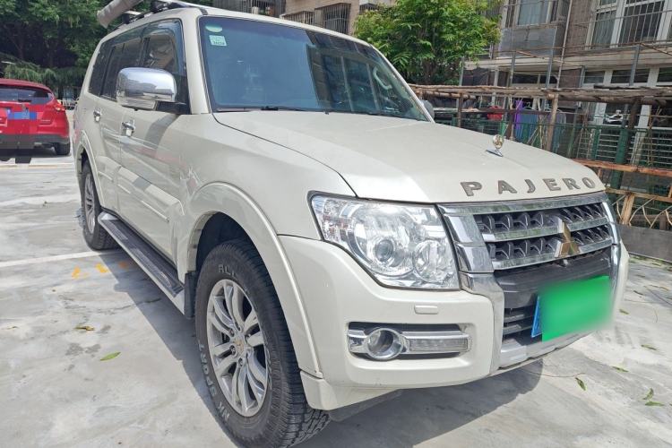 Used Mitsubishi Pajero  Front Right 45 Deg