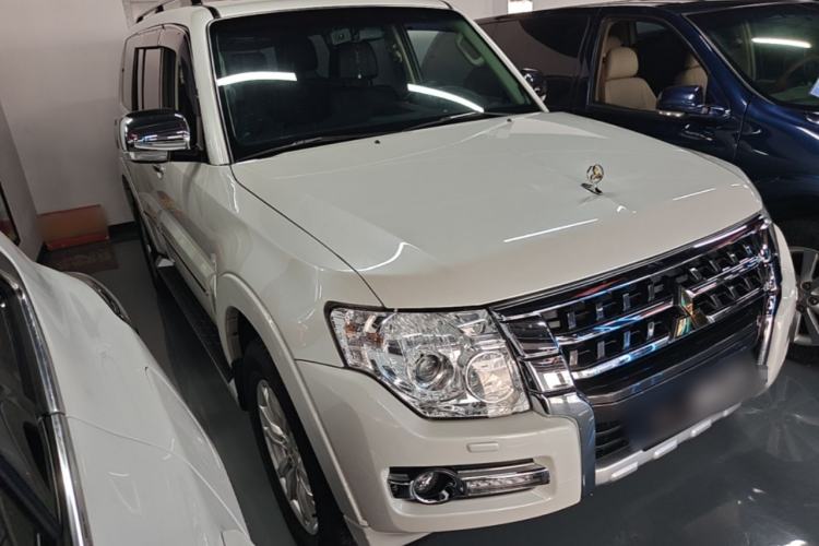 Used Mitsubishi Pajero 2018 V97 3.8L 5-Door GLS Sunroof – U.S. Specification Front Right 45 Deg