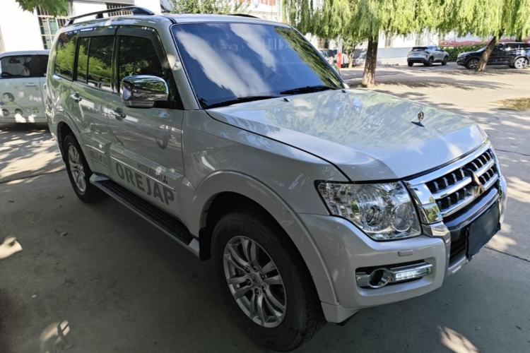 Used Mitsubishi Pajero 2018 V97 3.8L 5-Door GLS Sunroof – Middle East Front Right 45 Deg