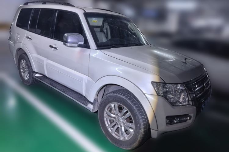 Used Mitsubishi Pajero  Front Right 45 Deg
