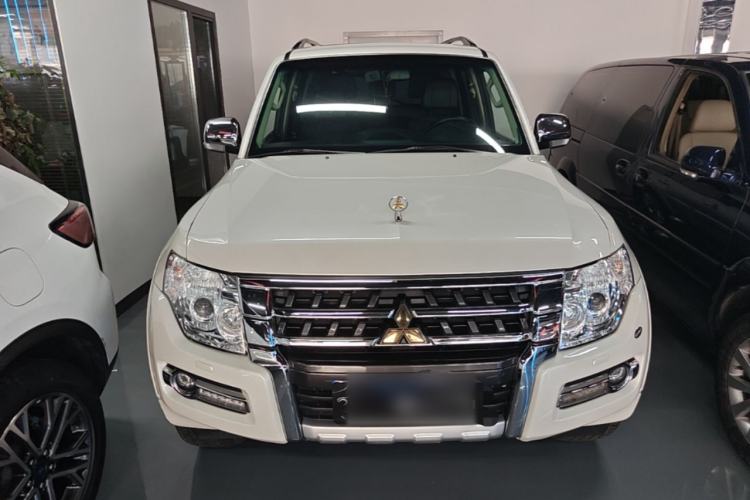 Used Mitsubishi Pajero 2018 V97 3.8L 5-Door GLS Sunroof – U.S. Specification Front