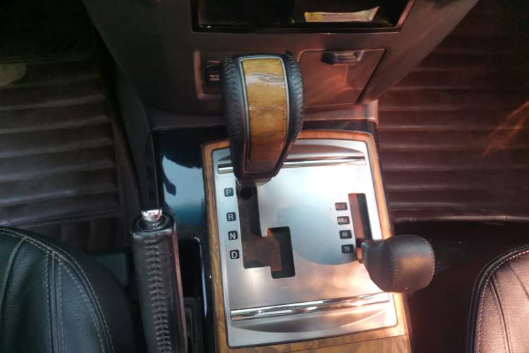 Used Mitsubishi Pajero 2018 3.0L Automatic Prestige Edition Gear Lever
