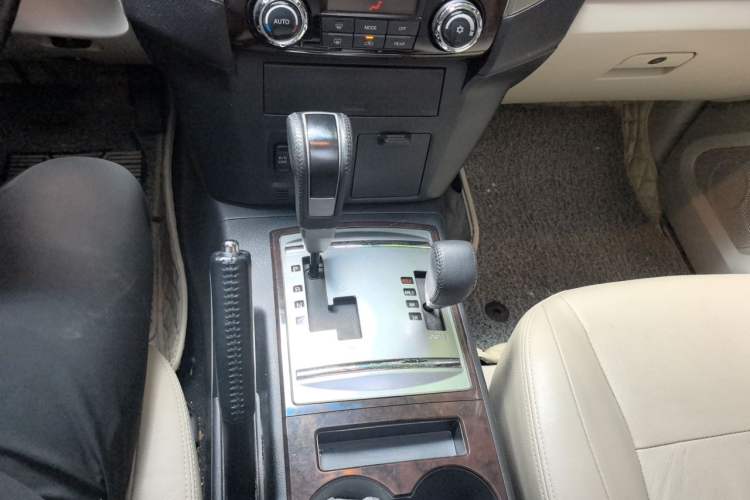Used Mitsubishi Pajero 2018 V97 3.8L 5-Door GLS Sunroof – Middle East Gear Lever